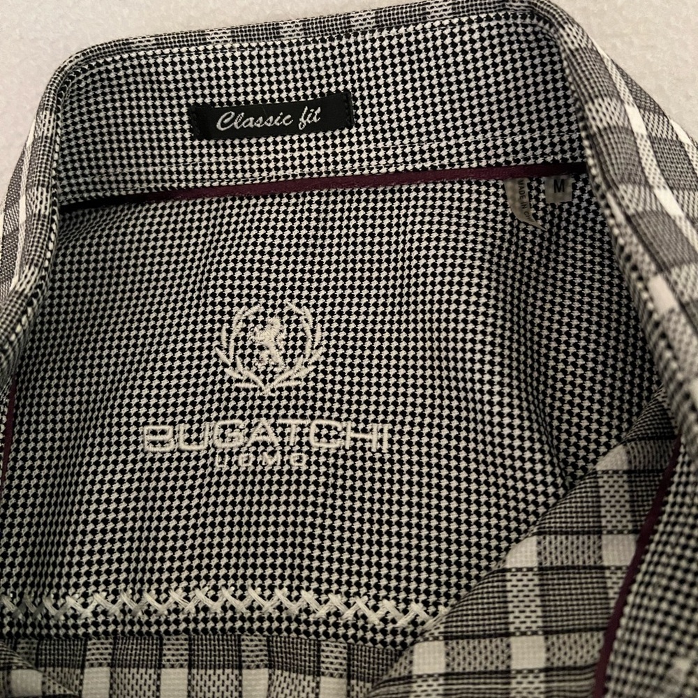 Men’s Bugatchi button down dress shirt. Classic fit